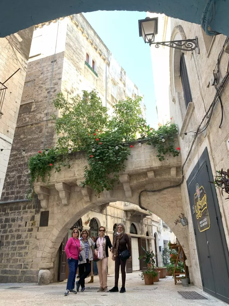 Ana and her 3 friends in Bari Vecchia (Puglia)