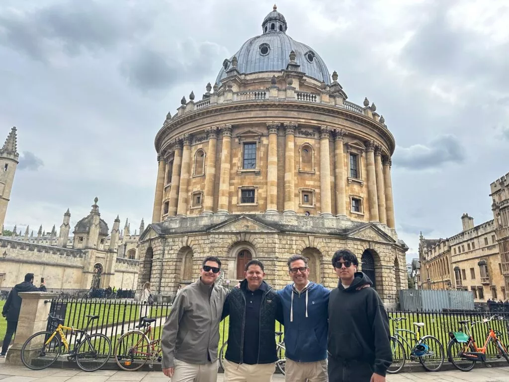 Gabriel, su familia y el guía en Oxford