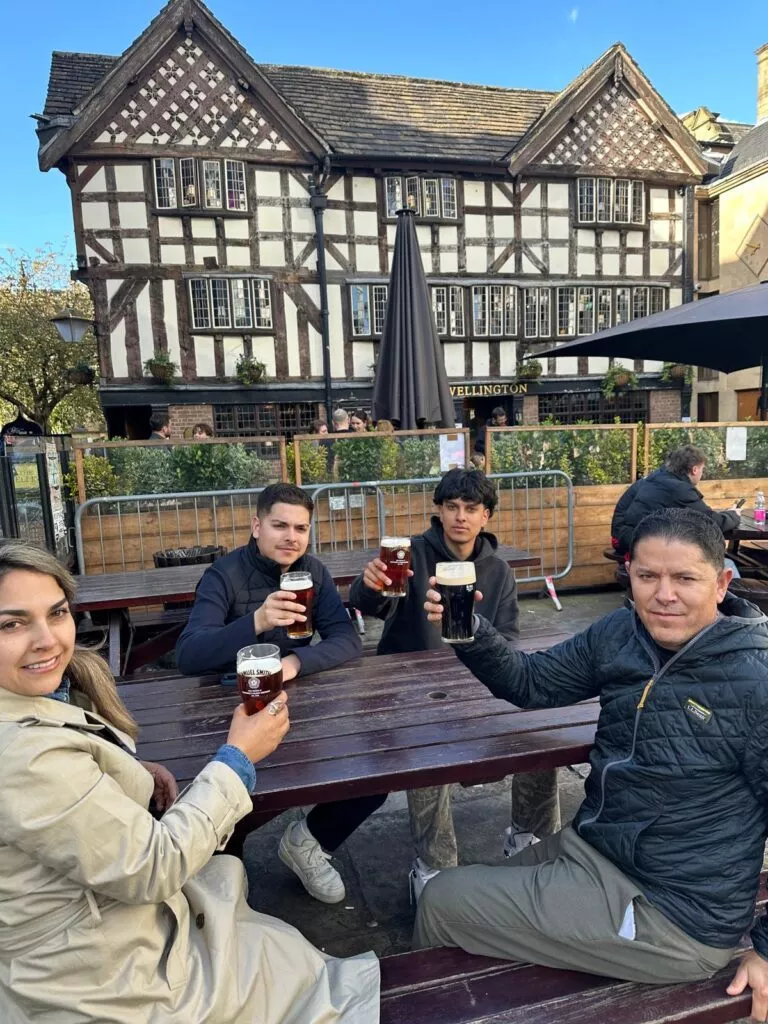 Gabriel y su familia tomando una bebida en Manchester, pub Old Wellington