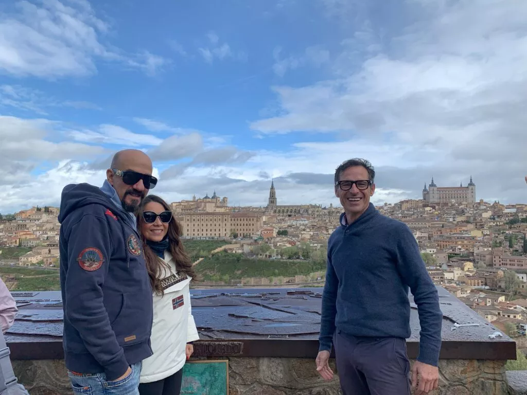 Pareja mexicana y guía turístico experto frente a Toledo, España